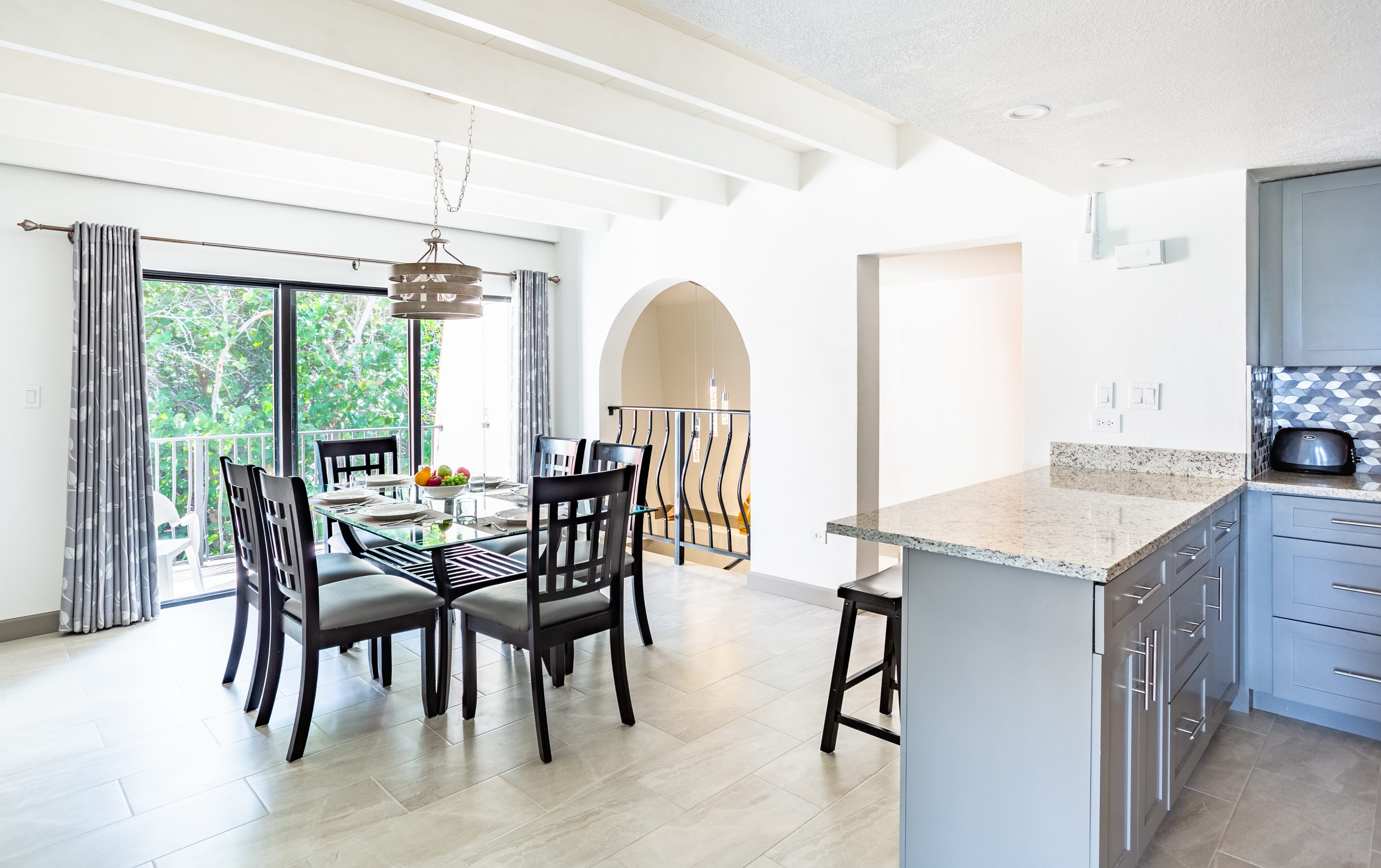Dining Area and Breakfast Bar