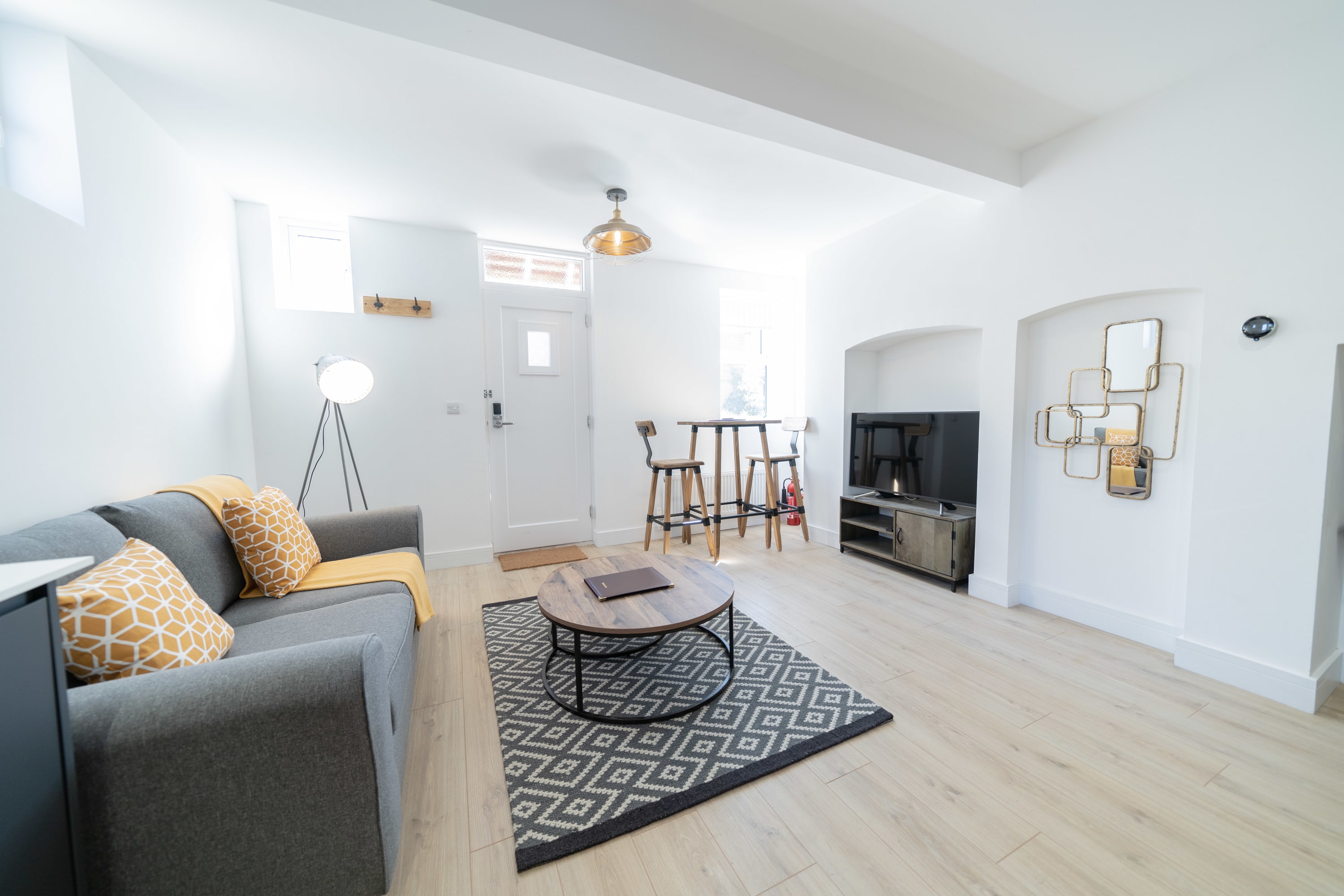 ** 2 Ashbrook Windmill - Luxury ground floor 1 bedroom flat **** in Windmill Road 107 OX3 7BT - Property image 3 - VivreStays
