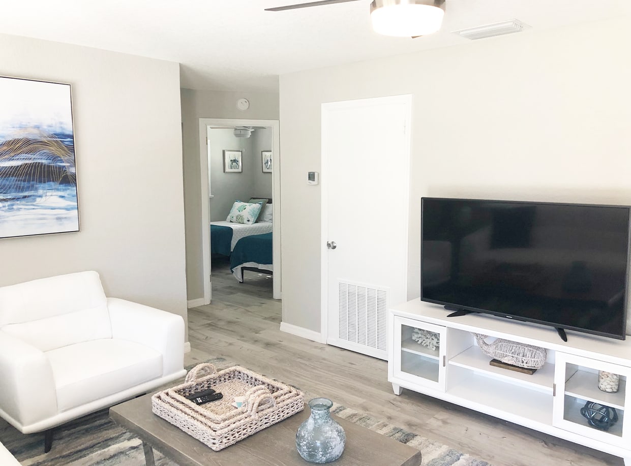 Newly Renovated - Modern Apartment - 2 of 4