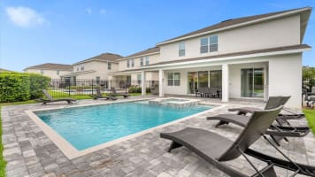 Spacious Kissimmee Villa, Pool & Sleeps 17
