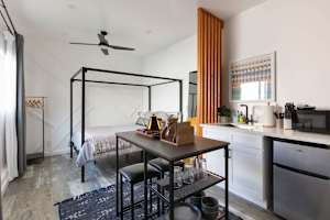 Modern Studio | 10min to LAX & SoFi + Patio & WiFi — Los Angeles, CA — vacation rental