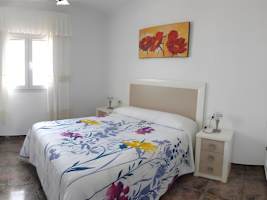 Apartamento con terraza y vistas al mar, ideal para familias cerca de la playa - image 5