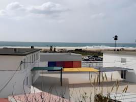 Apartamento con terraza y vistas al mar, ideal para familias cerca de la playa - image 2