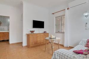 Apartamento accesible en Conil con piscina compartida, parking y jardín privado - image 4