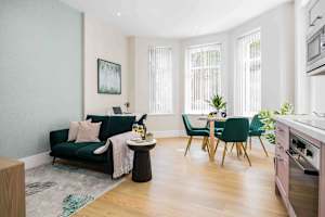 Luxurious Coastal Retreat with Garden