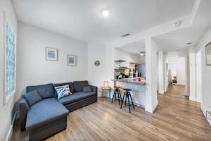 Historic Art Deco Home in Mid-Beach, Miami: Free Parking, King Bed, One Block to the Ocean — Miami Beach stay
