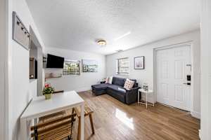 Art Deco one-bedroom in Mid-Beach with a shaded courtyard and free reserved parking — Miami Beach stay