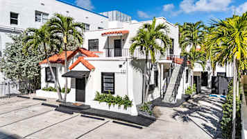 A Genuine 1930s Art Deco Retreat, Steps from Mid-Beach, Free Parking Included — Miami Beach stay