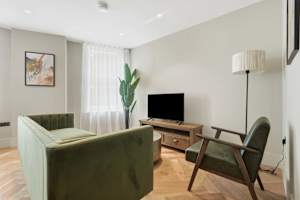 Cheyne Evergreen l Luxury Chelsea Retreat with Thames Views photo 3