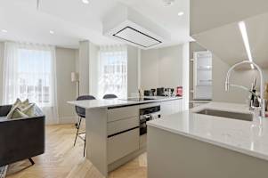 Cheyne Cedar l Luxury Chelsea retreat With River Views photo 4