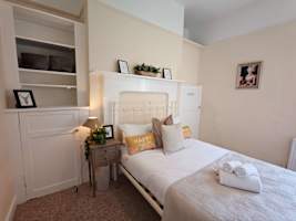 Bedroom Cambridge Home photo 8