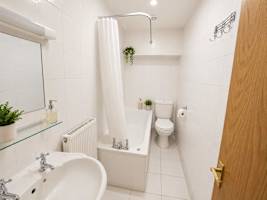 Spacious 4 Bedroom Home in Cambridge photo 8