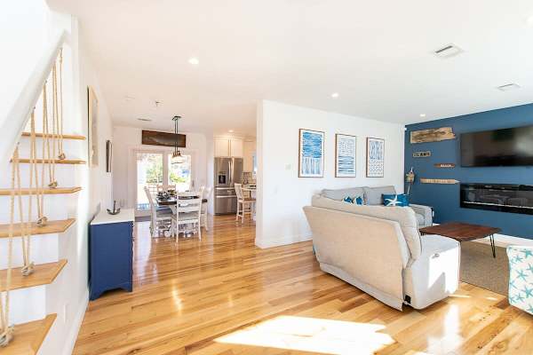 Photo 9 of Del Mar #20022 - Stunningly Decorated Home with Hot Tub!