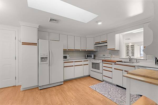 Photo 10 of Del Mar #18843 - Steps to Bayside Beach, Central AC, Large Backyard!