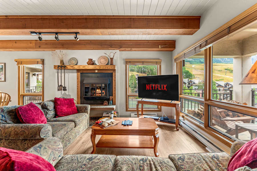 Plaza Condominiums Crested Butte spacious living room