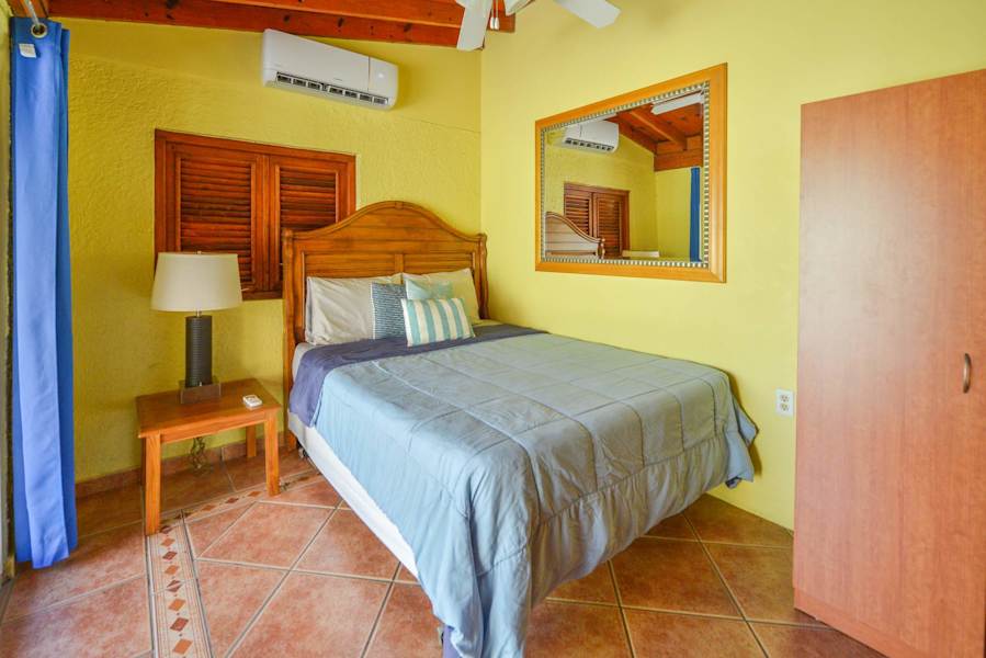 Cozy Hideaway, 4BR Pool Retreat