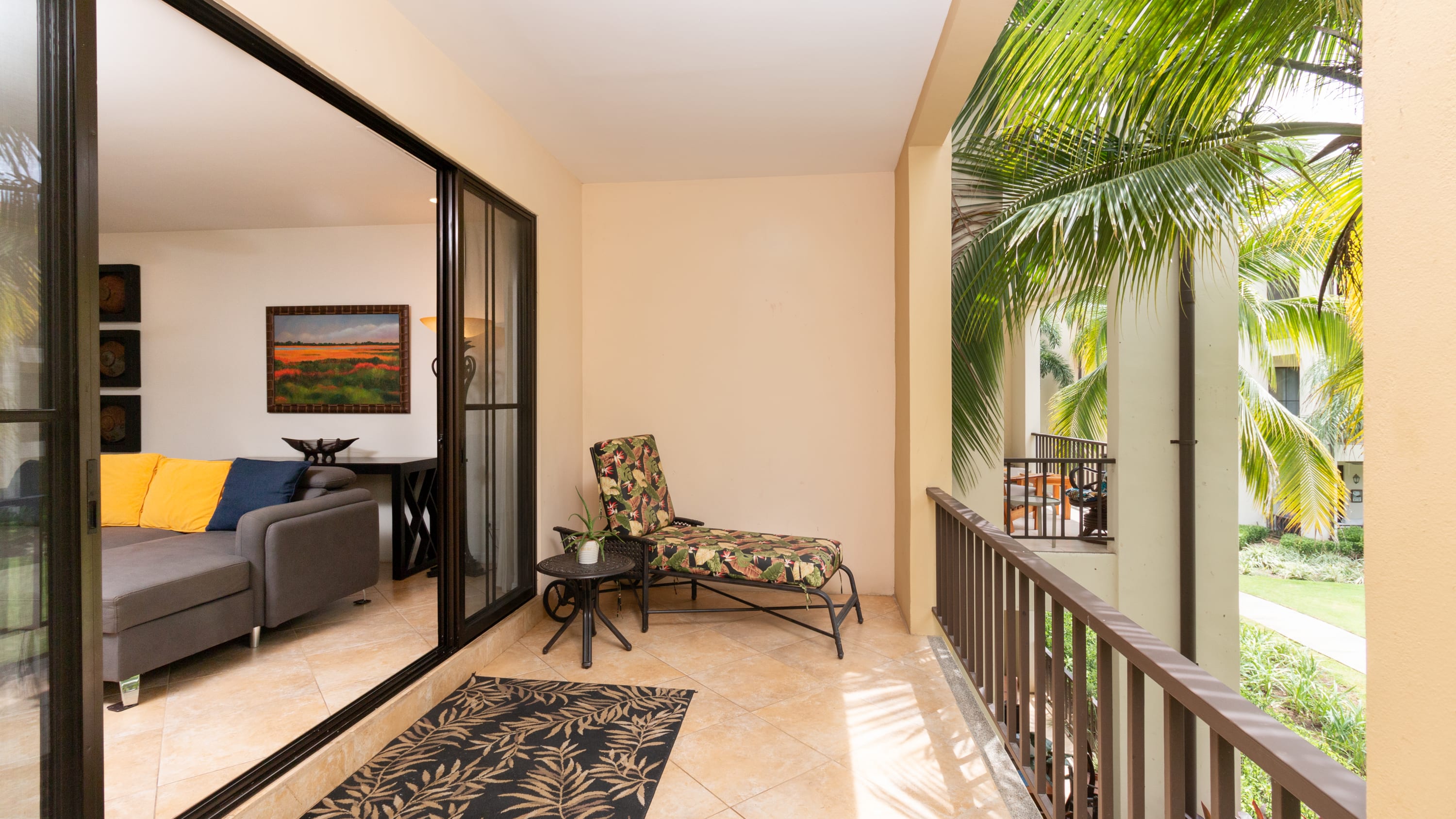 Spacious One-Bedroom Condo with Pool View, Balcony & Beach Club Access - Foto 3