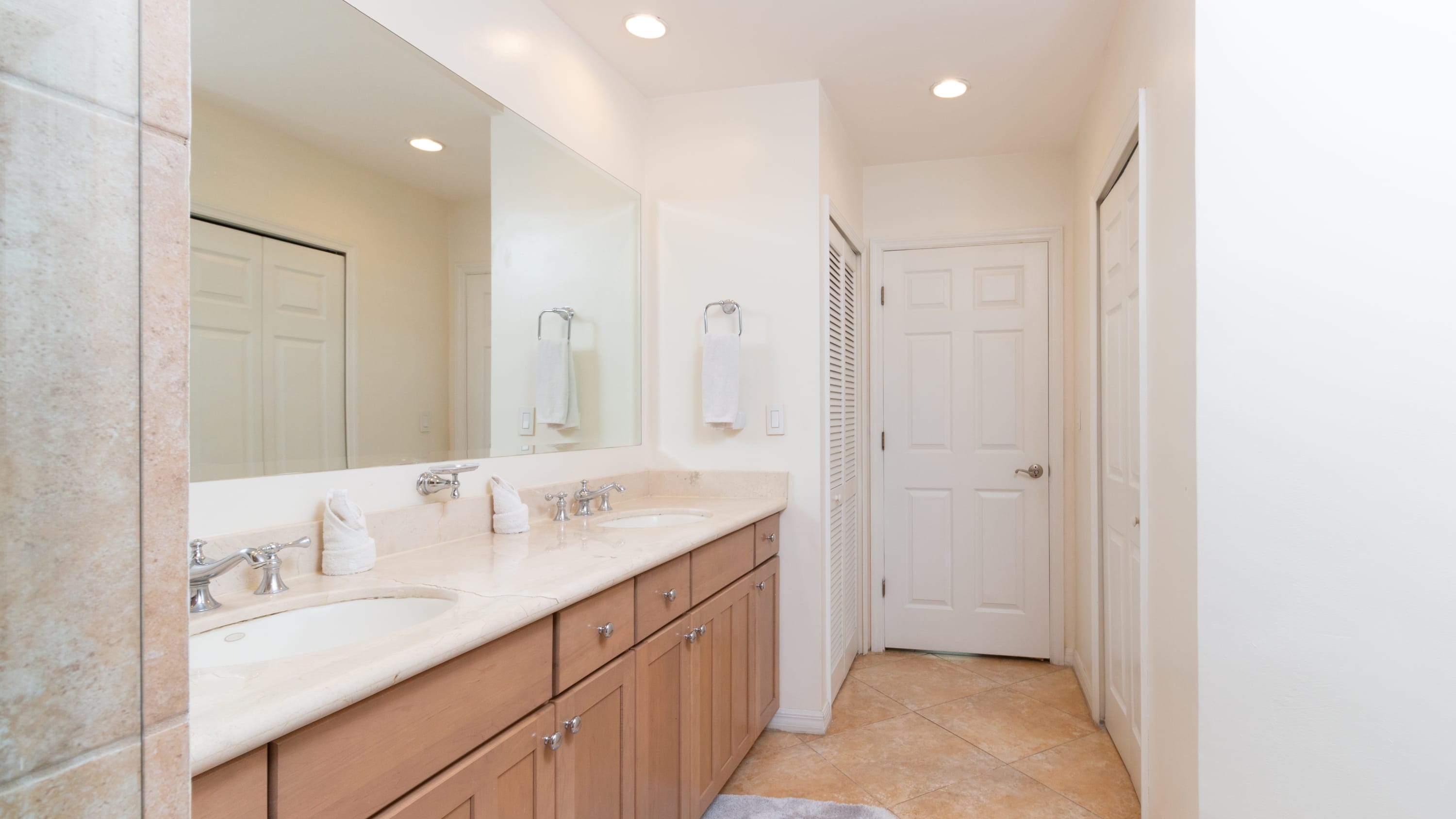 Spacious One-Bedroom Condo with Pool View, Balcony & Beach Club Access - Foto 16