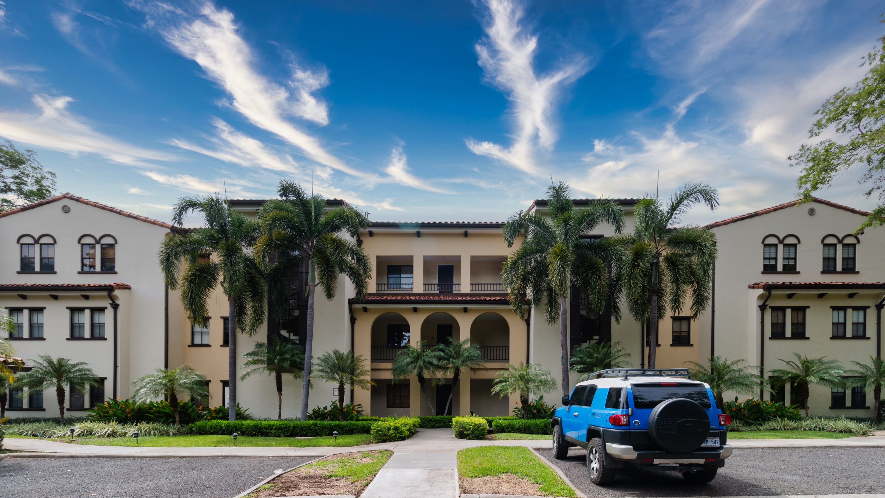Spacious One-Bedroom Condo with Pool View, Balcony & Beach Club Access - Foto 19