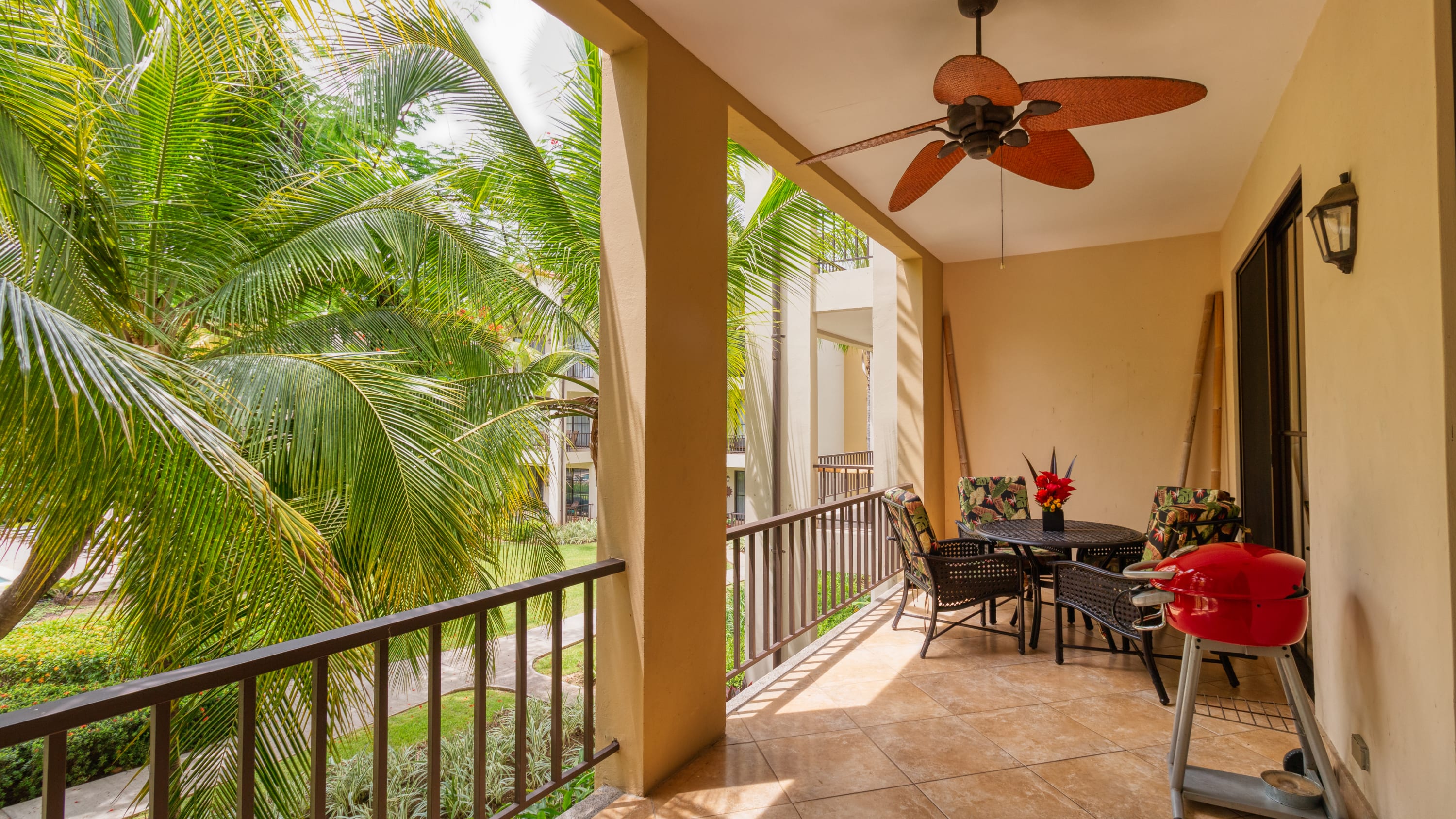 Spacious One-Bedroom Condo with Pool View, Balcony & Beach Club Access - Foto 4