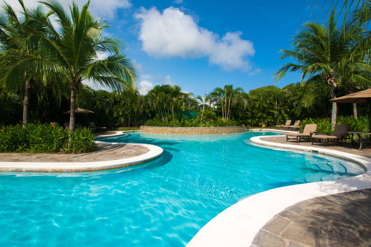 Spacious One-Bedroom Condo with Pool View, Balcony & Beach Club Access - Foto 20