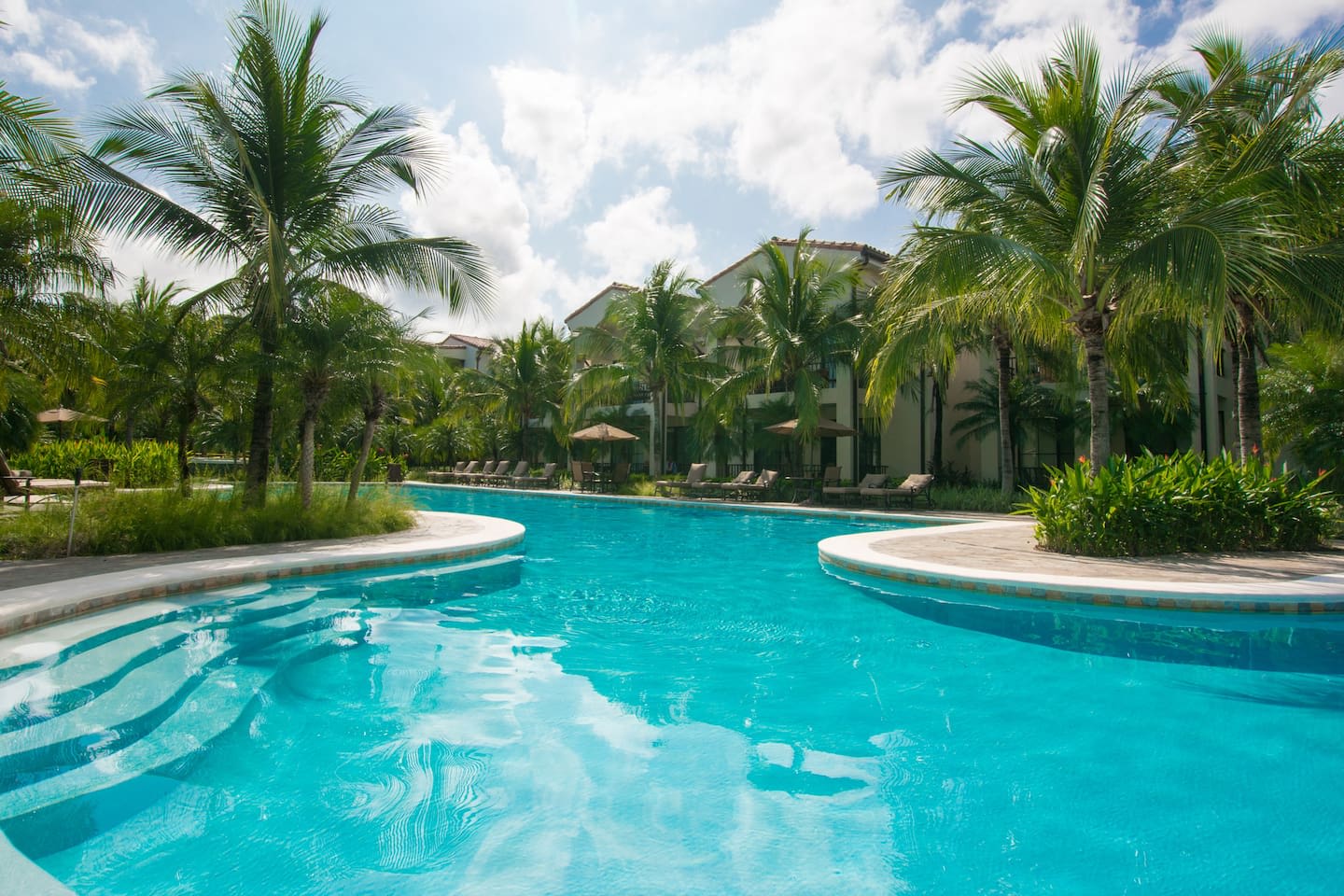 Spacious One-Bedroom Condo with Pool View, Balcony & Beach Club Access - Foto 2