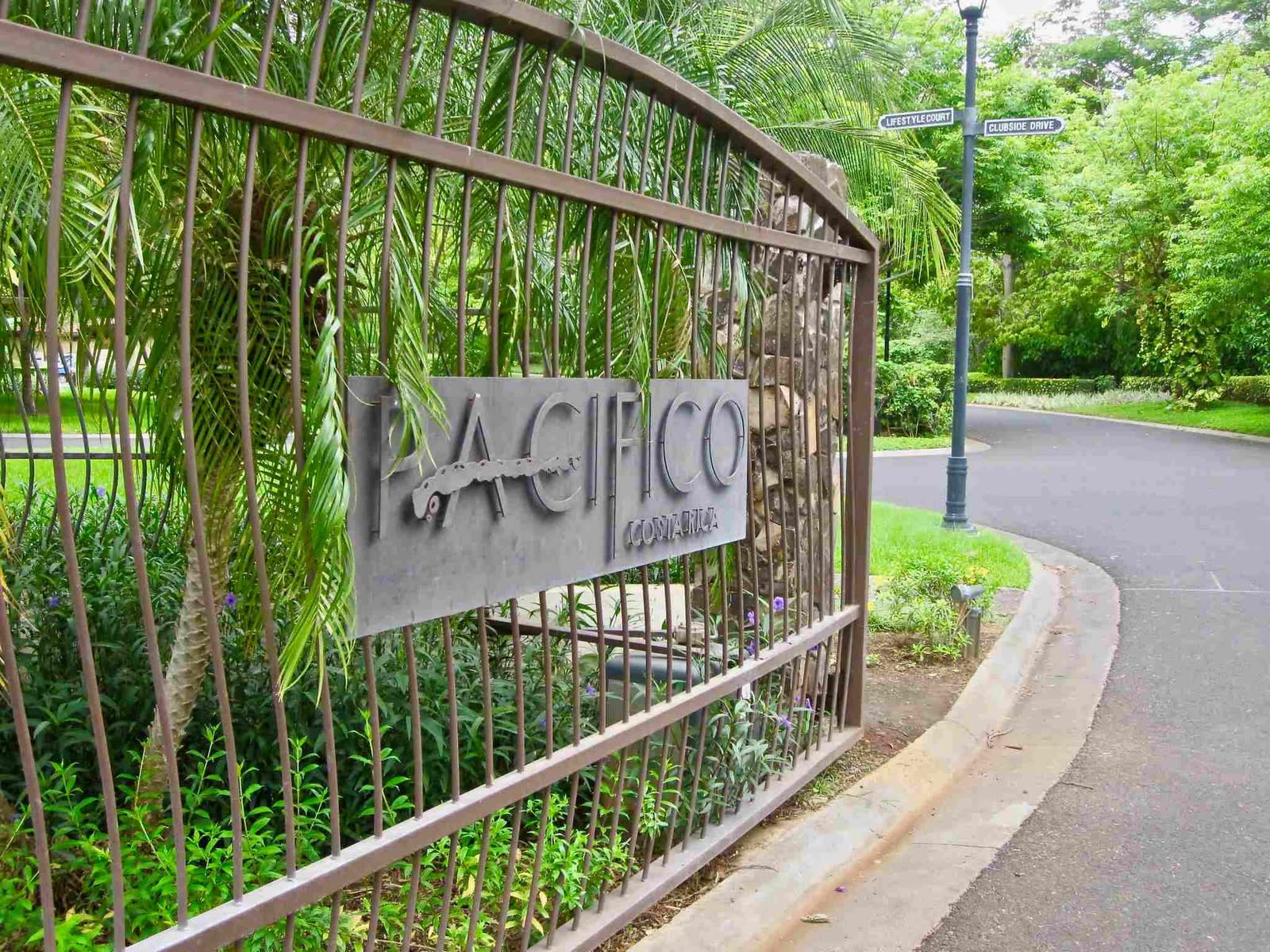 Spacious One-Bedroom Condo with Pool View, Balcony & Beach Club Access - Foto 21