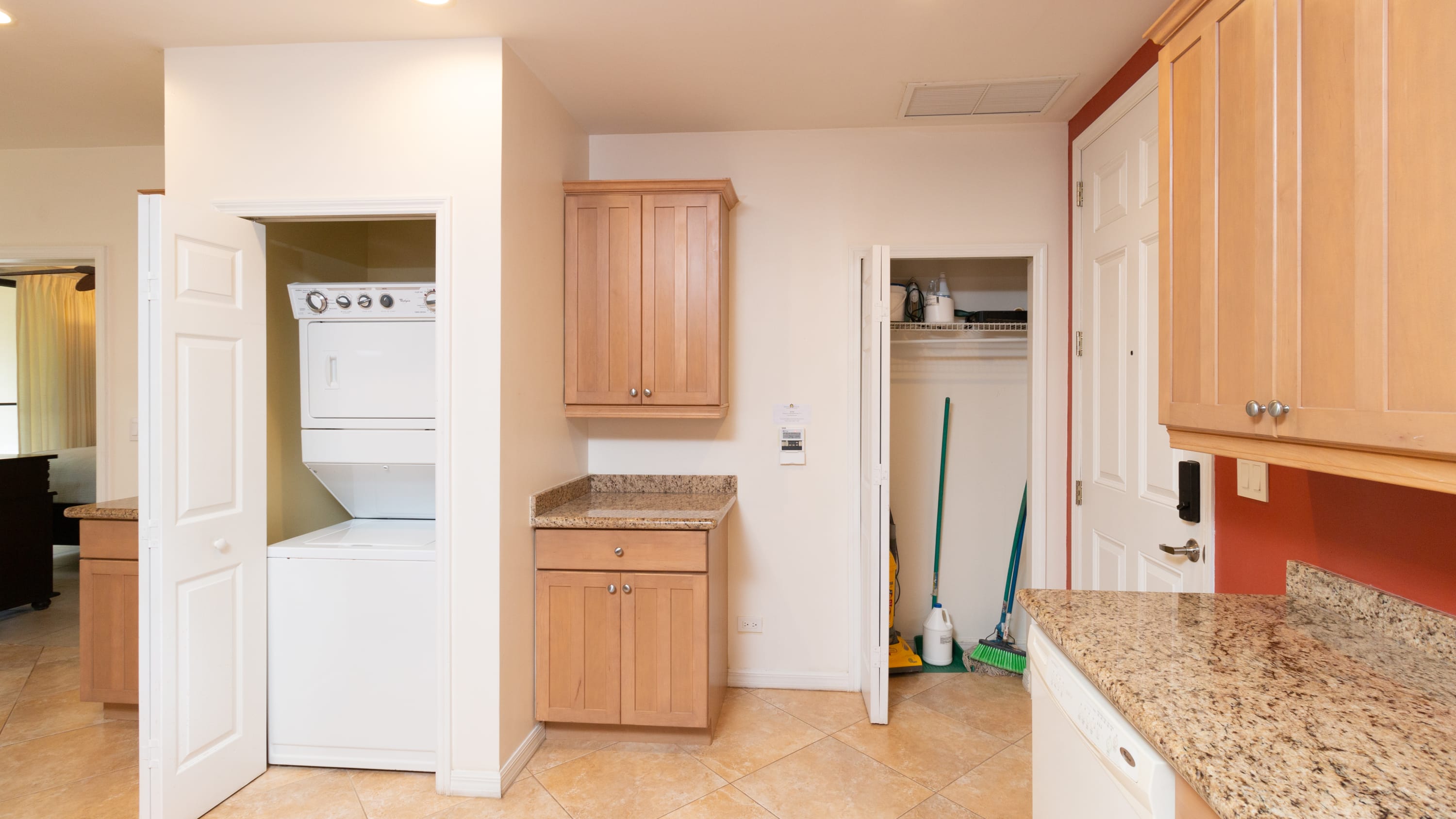 Spacious One-Bedroom Condo with Pool View, Balcony & Beach Club Access - Foto 8