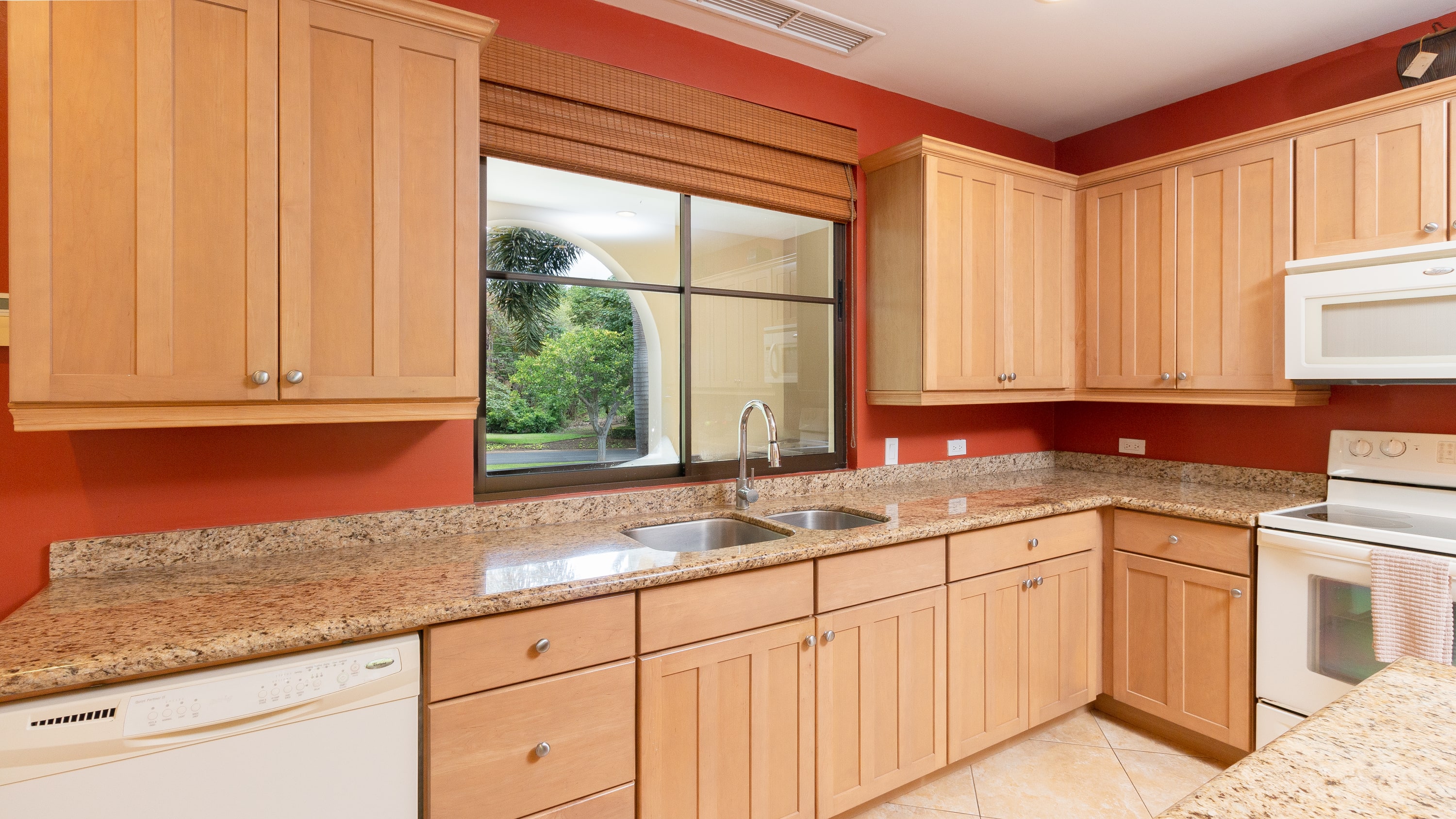 Spacious One-Bedroom Condo with Pool View, Balcony & Beach Club Access - Foto 10
