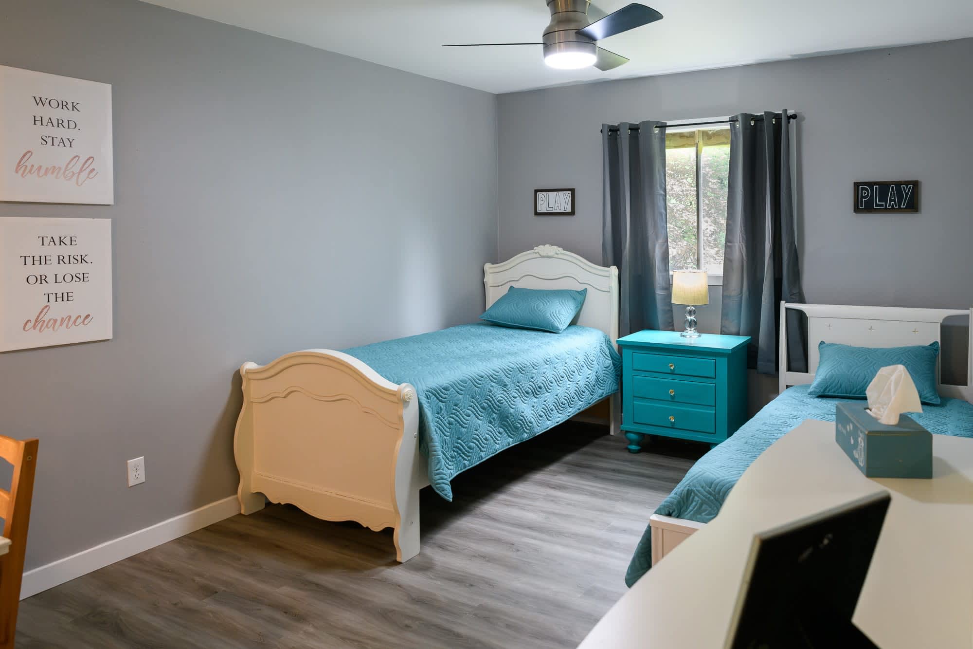 2 twin beds