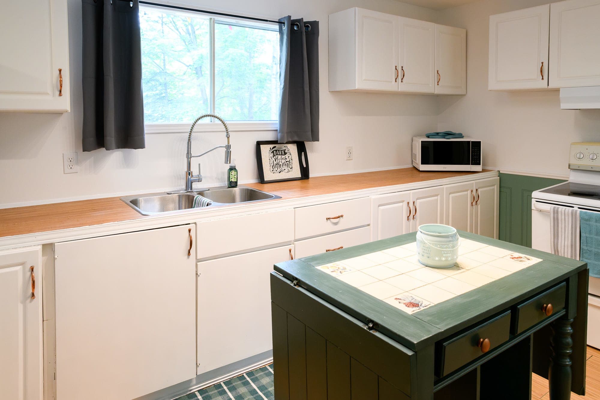 Fully Equipped Kitchen With Spacious Counters And A Central Island For Easy Meal Prep