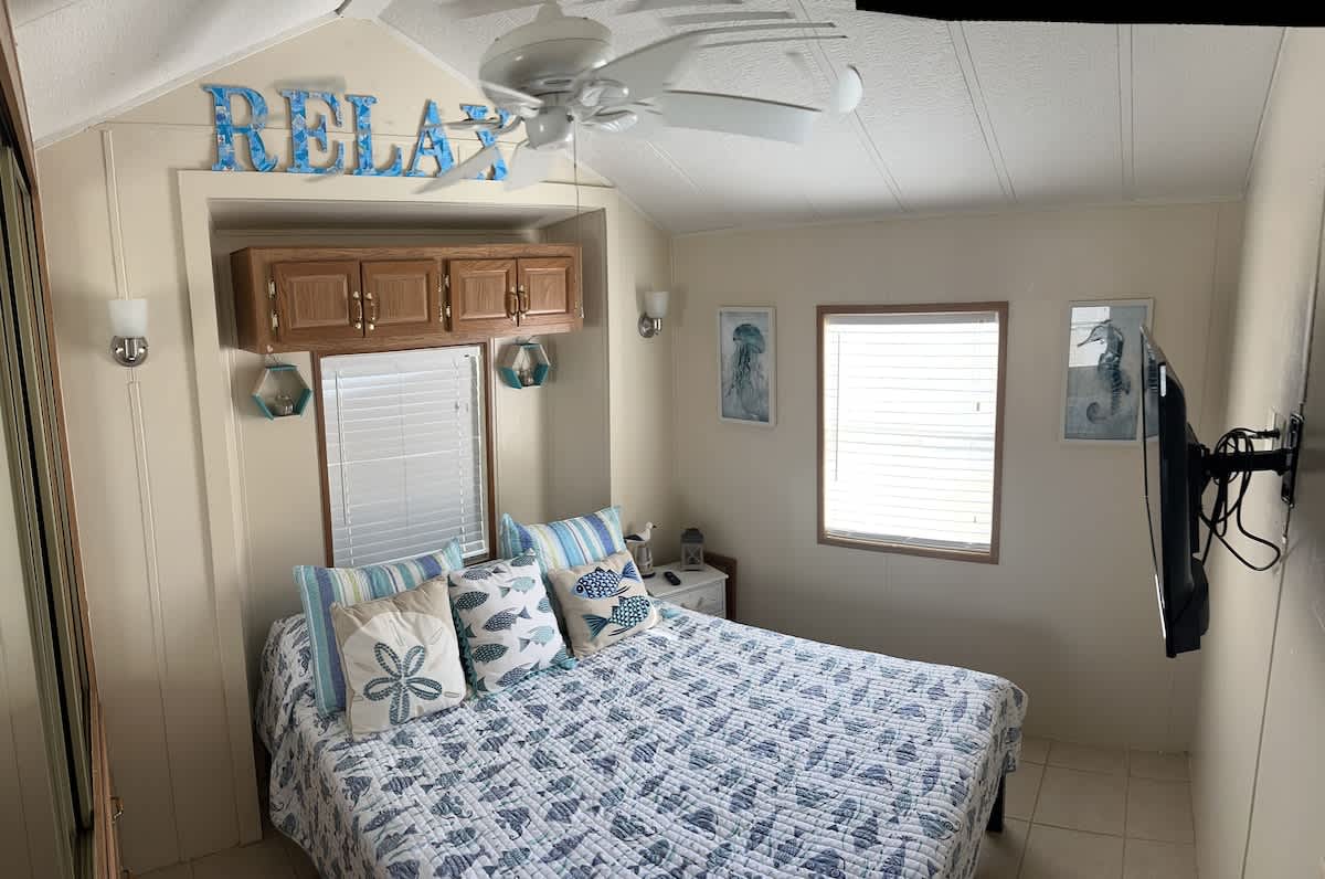Queen bed with beach-inspired bedding décor for a restful stay.