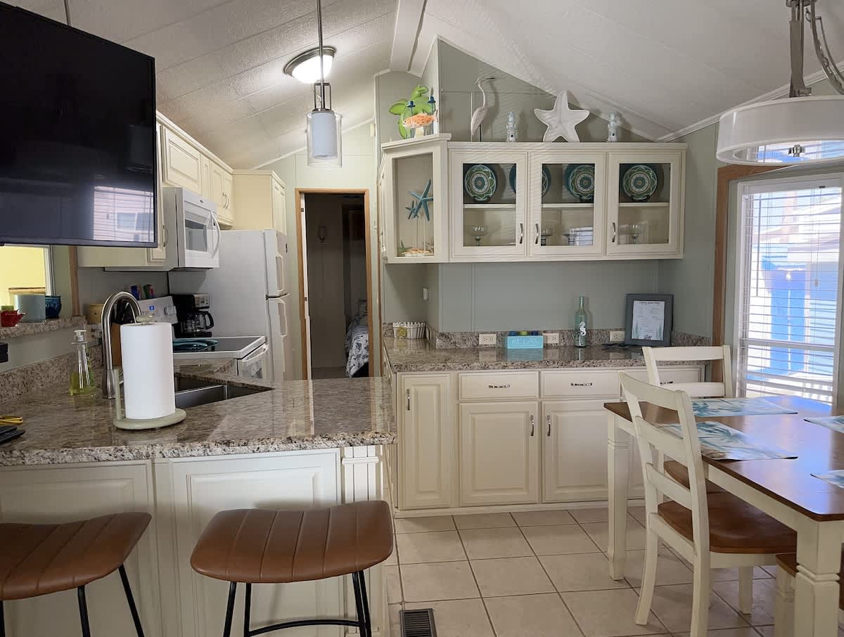 Breakfast bar perfect for quick bites or morning chats.