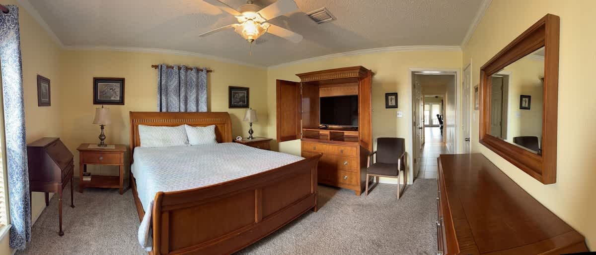 Relaxing Gulf Coast Getaway with a Waterfront Deck