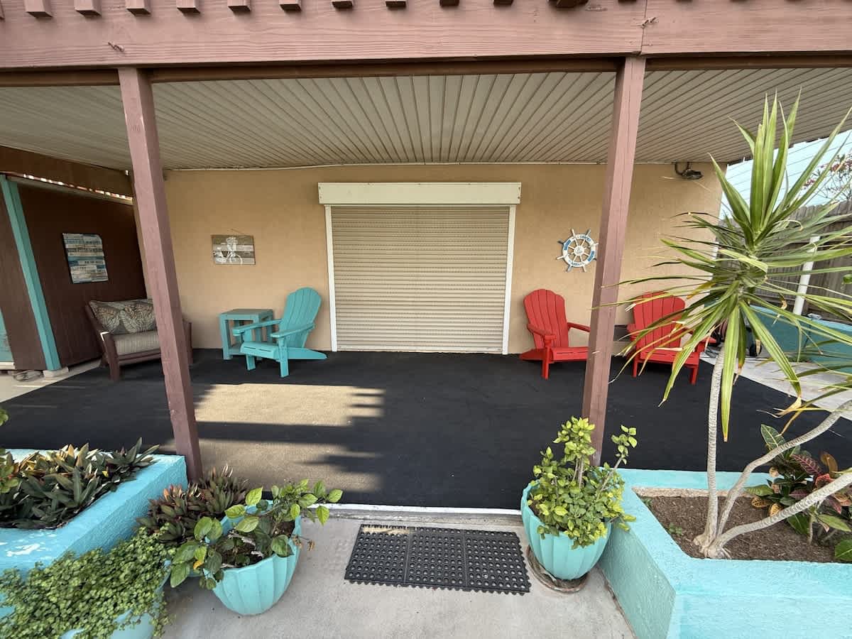 Relaxing Gulf Coast Getaway with a Waterfront Deck 5