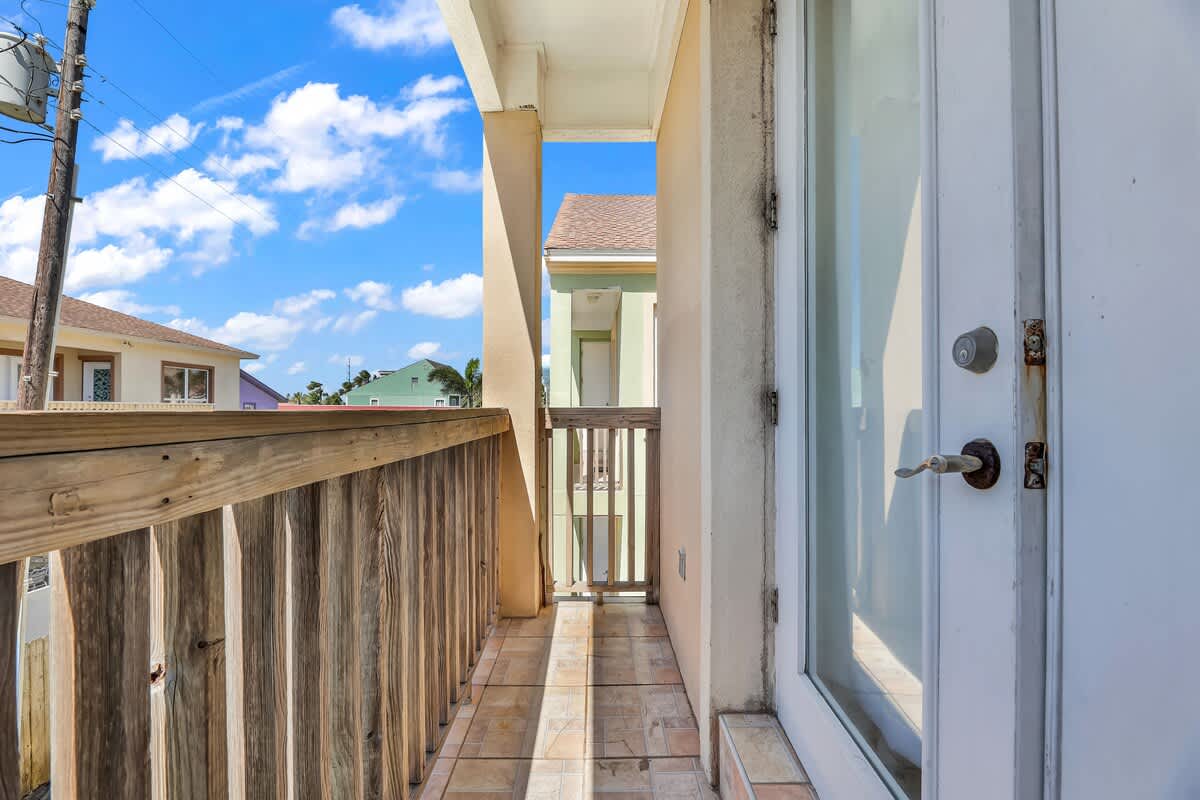 Beachfront South Padre Retreat w Balcony Pool 4