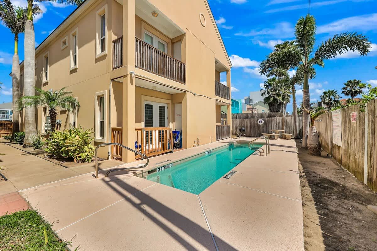 Beachfront South Padre Retreat w Balcony Pool 6