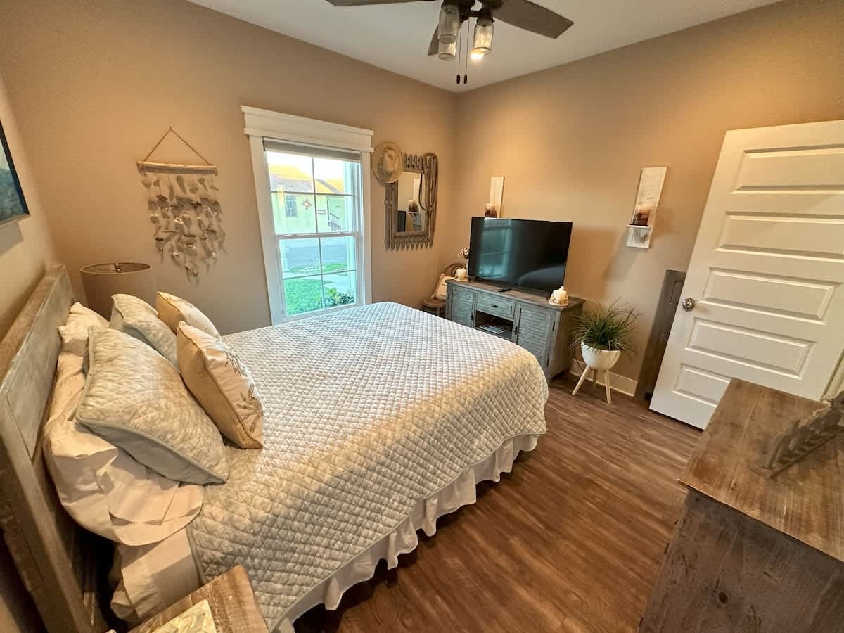 Double Bedroom with fresh linens and a smart TV