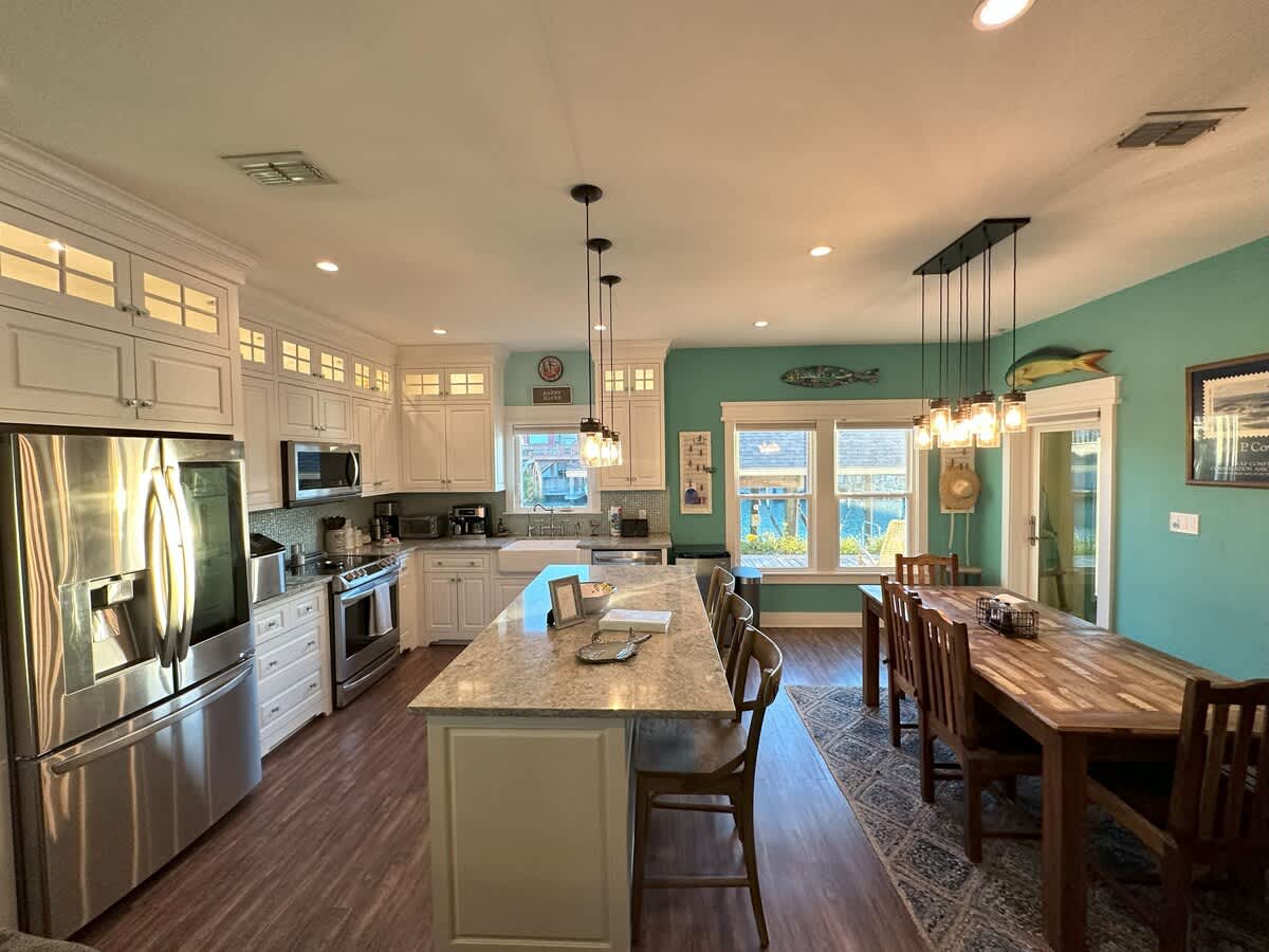 Fully Equipped Kitchen with a central island and modern appliances.