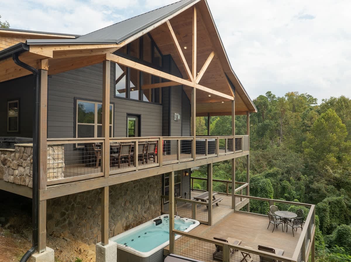 Douglas Lake Lodge — 18 Guests, 100 Acres, Private Pool