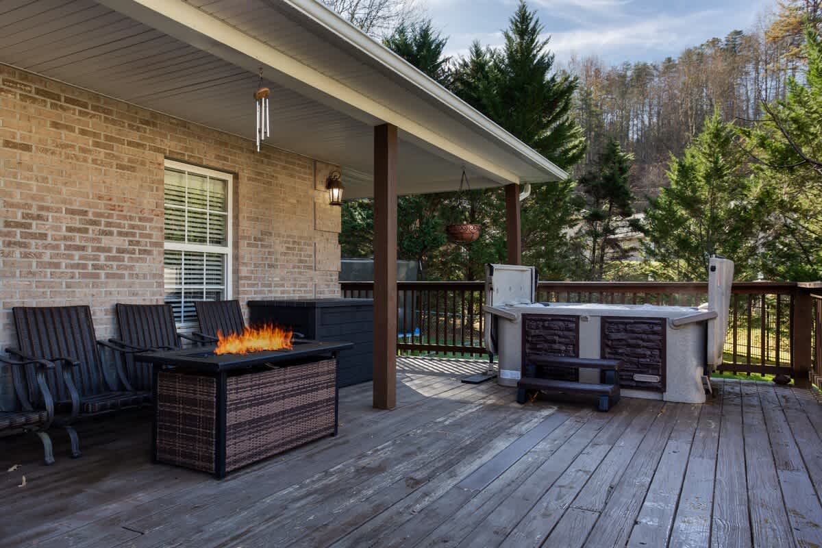 Hot Tub/Spacious/Near DwTn Gat — Gatlinburg, TN — vacation rental