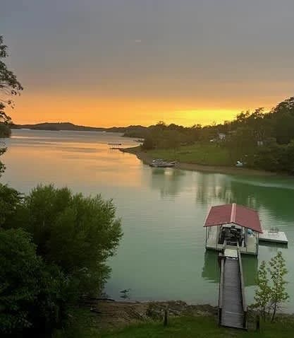 Cobblestone Cove. Lake Front/Hot Tub/Outdoor Fireplace/5 Acres/Game Room — Dandridge, TN — vacation rental