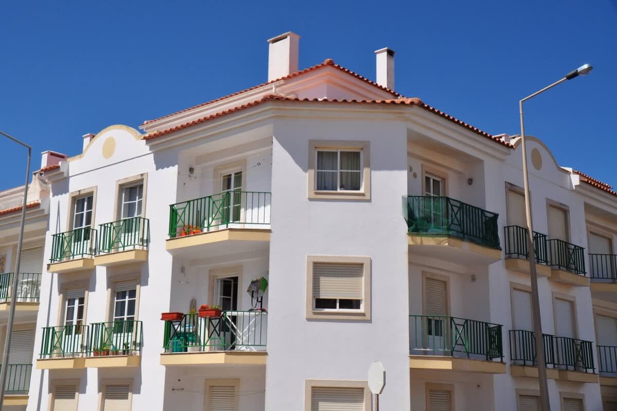Bright Spacious Apartment with Sea View Balcony – Walk to Beach (8 Guests) — Praia da Areia Branca, Lisboa — vacation rental