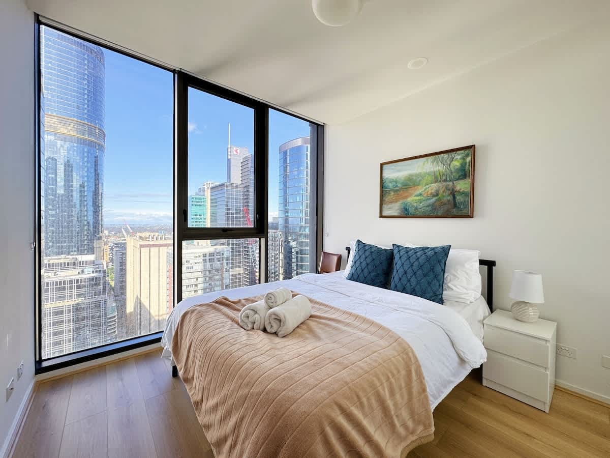 Modern 2BR CBD APT with City Views, Pool & Gym - Foto 1