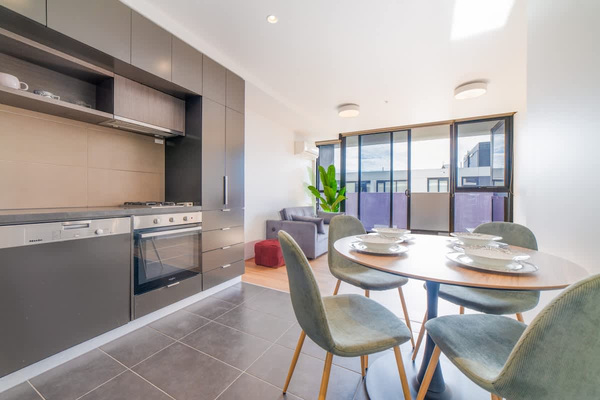 Modern Riverside Retreat near Yarra River & CBD