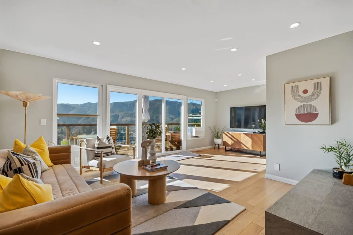  Chic Abode w/Mountain Skyline