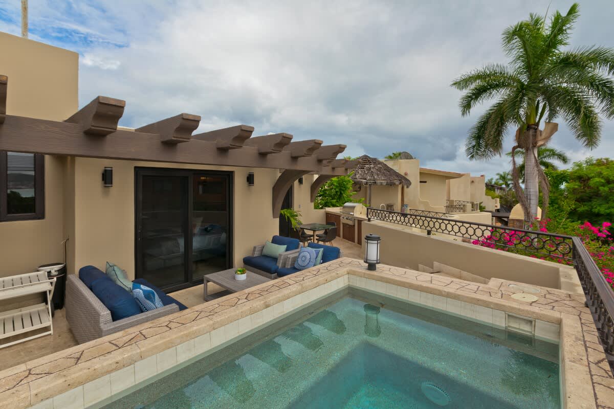 Upper Suite - Outdoor Heated Hot Tub, Sitting (Lounge), Dining, and Barbeque