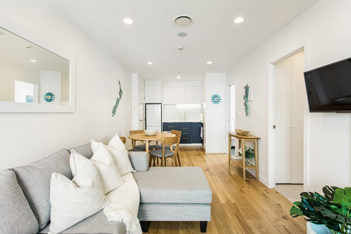 Modern 2BR in CBD w Full Amenities Zodiak Stays | Photo 2