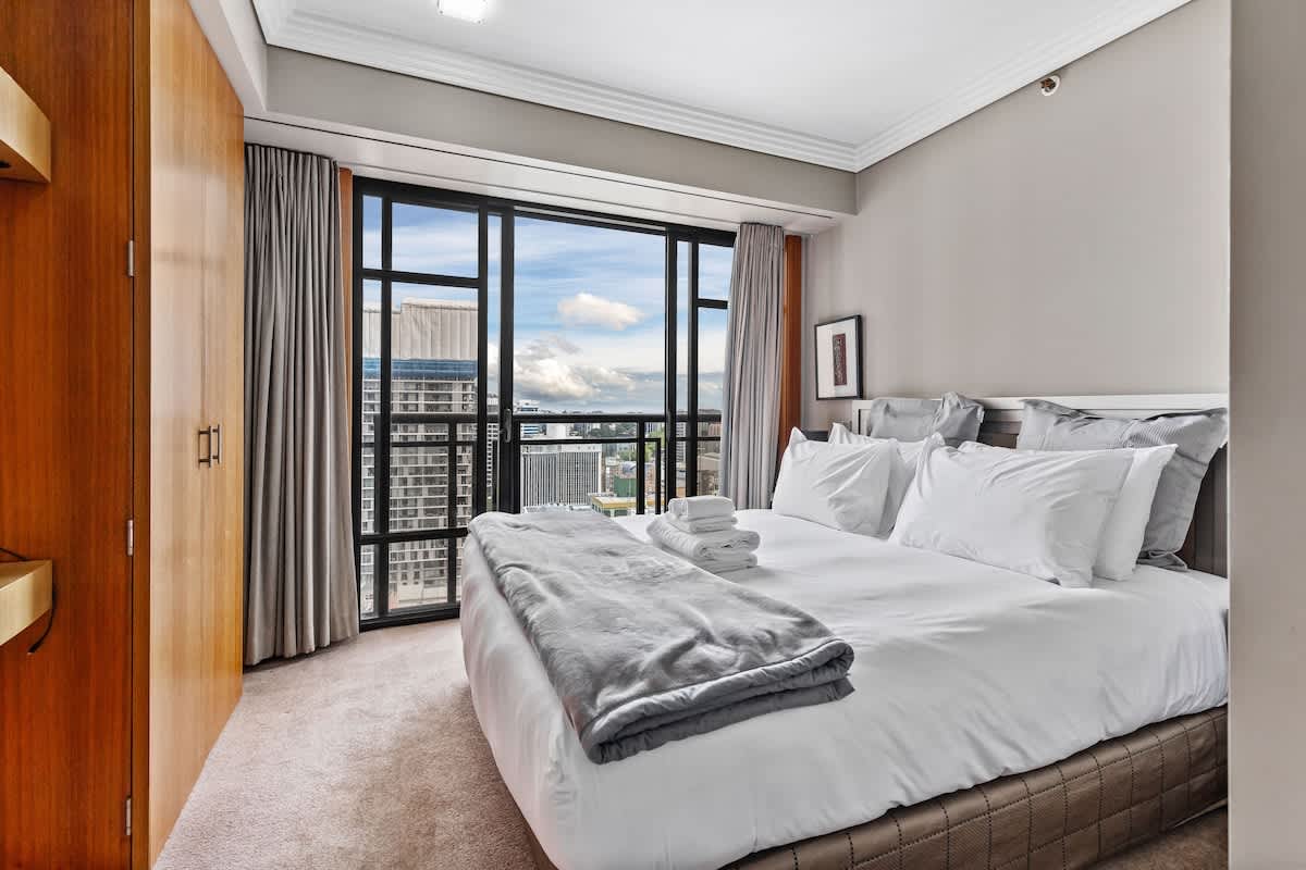 Central 1BR Apt with Sky Tower Views by Zodiak Stays
