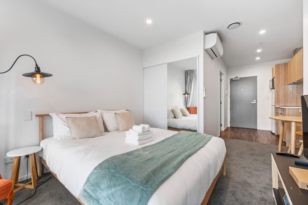 Cosy Ellerslie Studio Gym Access I Zodiak Stays | Photo 2